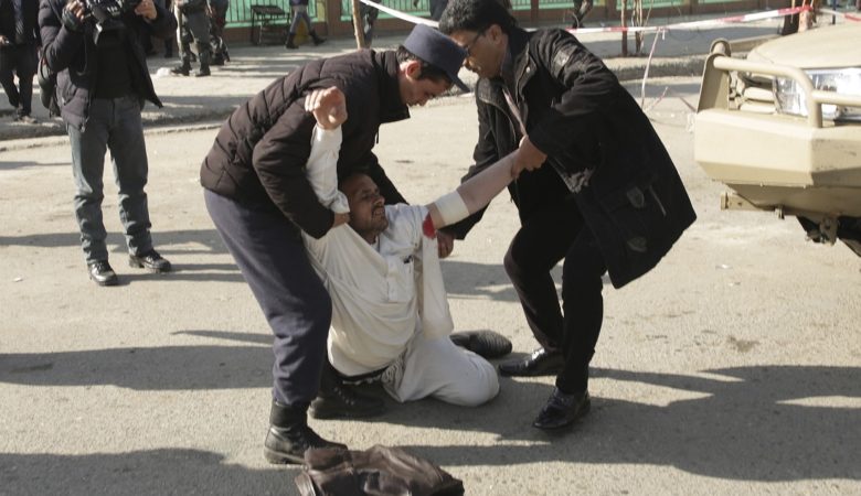 Σε ασθενοφόρο κρυμμένη η βόμβα που έσπειρε πάλι το θάνατο στην Καμπούλ