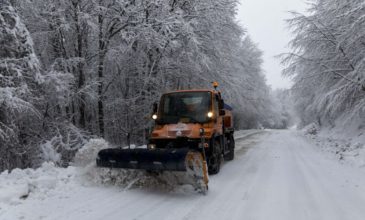 Η βόρεια Ελλάδα βυθίζεται στο χιόνι – Λουκέτο σε σχολεία, κλειστοί δρόμοι και παγωνιά