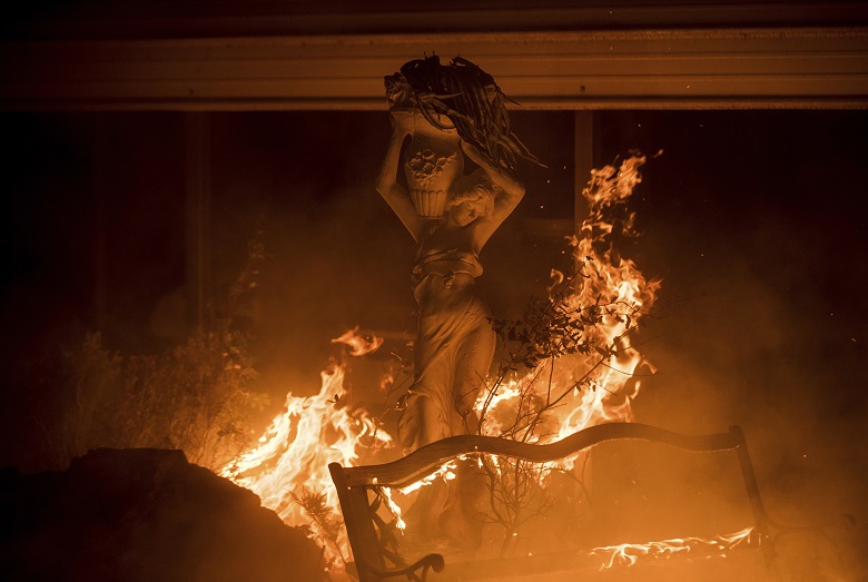 Τρώνε σπίτια οι φλόγες στην Καλιφόρνια
