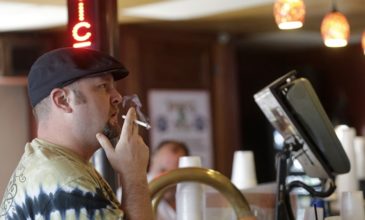 Ελεύθερο το κάπνισμα και πάλι σε εστιατόρια στην Αυστρία
