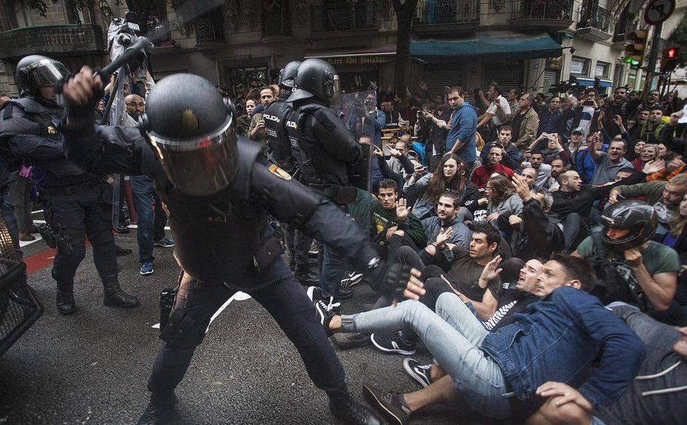 Πλαστικές σφαίρες, αίμα και ψήφοι στην κάλπη στην Καταλονία