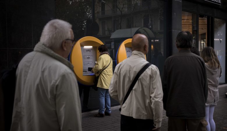 Σηκώνουν λεφτά από τις τράπεζες οι Καταλανοί για να τιμωρήσουν το Ραχόι