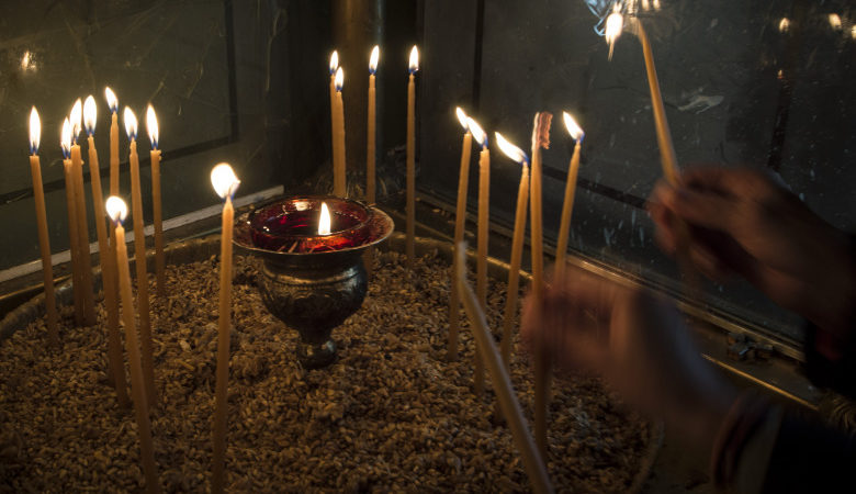 Τι συμβολίζουν τα κεριά και πόση ώρα πρέπει να μένουν αναμμένα στην Εκκλησία