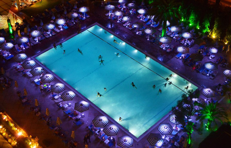 Βραδινό μπάνιο στην πισίνα του Hilton Αθηνών