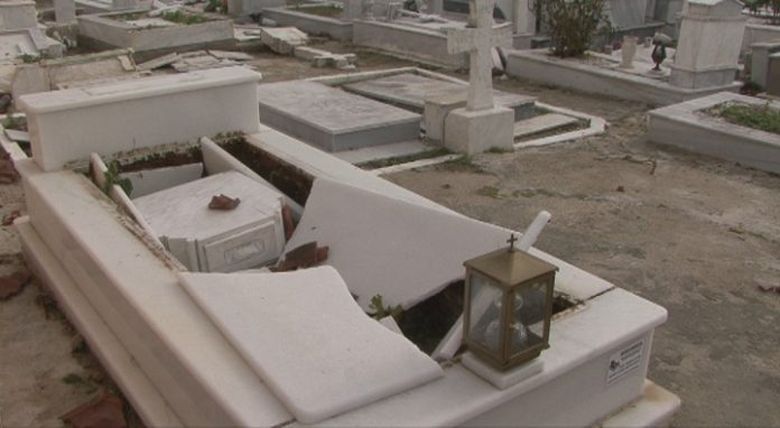 Άνοιξαν ακόμα και οι τάφοι από την κακοκαιρία στην Κέρκυρα