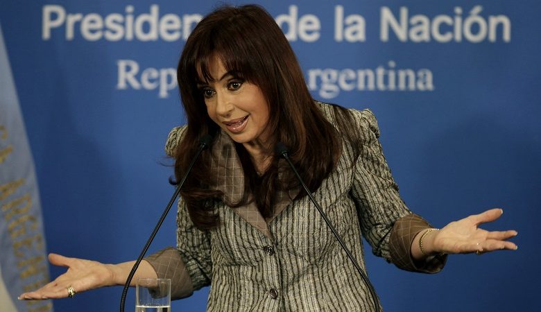Αργεντινή: Άνδρας σημάδεψε με όπλο την αντιπρόεδρο Κριστίνα Κίρσνερ – Δείτε βίντεο
