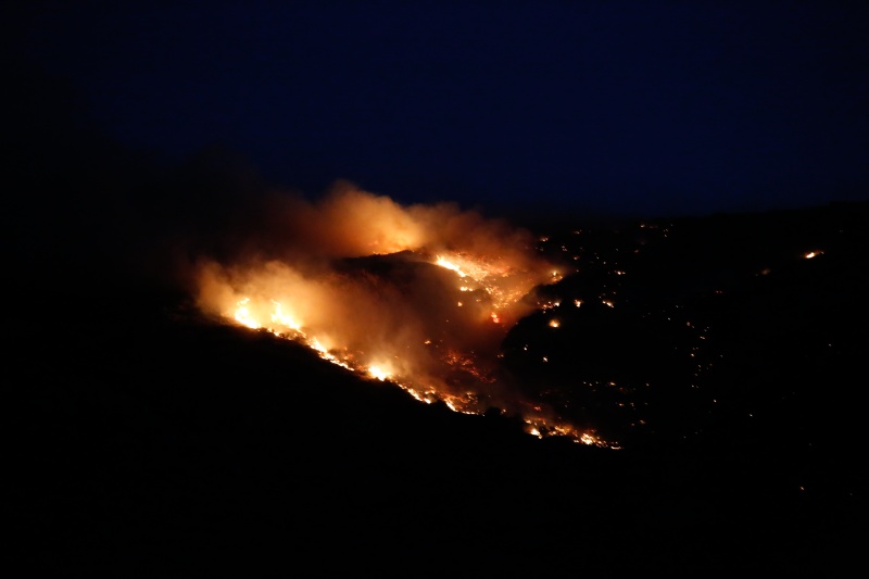 Δύσκολη νύχτα στα Κύθηρα: Μάχη με την ανεξέλεγκτη πυρκαγιά