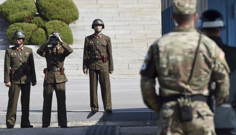 Μάχη για να κρατηθεί στη ζωή δίνει ο Βορειοκορεάτης που λιποτάκτησε