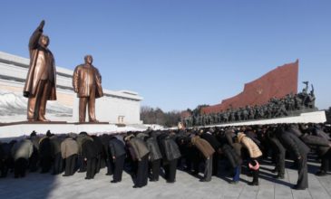 Υποχρεωτικό μαζικό προσκύνημα στη Βόρεια Κορέα