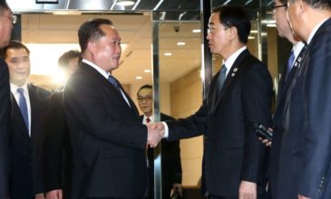 Ιστορική «χειραψία» Βόρειας και Νότιας Κορέας μετά από δύο χρόνια