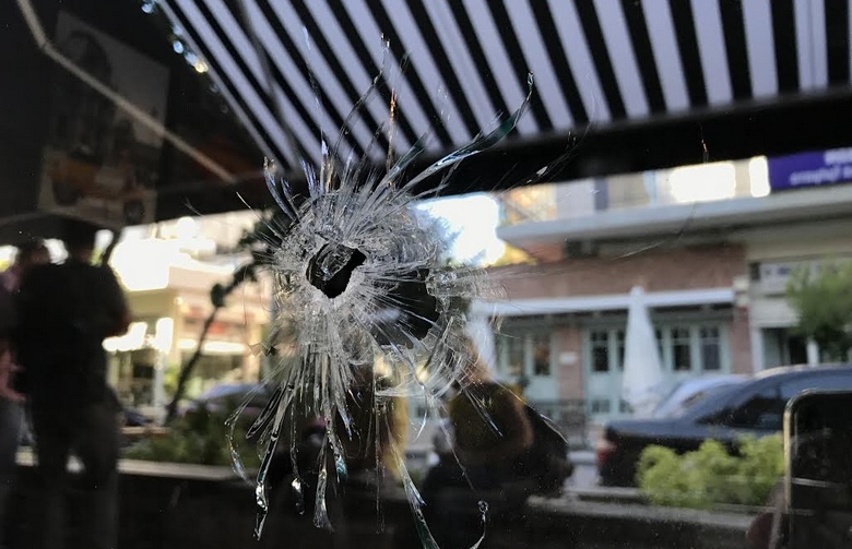 Πυροβόλησαν γυναίκα κατά λάθος ενώ βρισκόταν σε καφετέρια του Κορυδαλλού