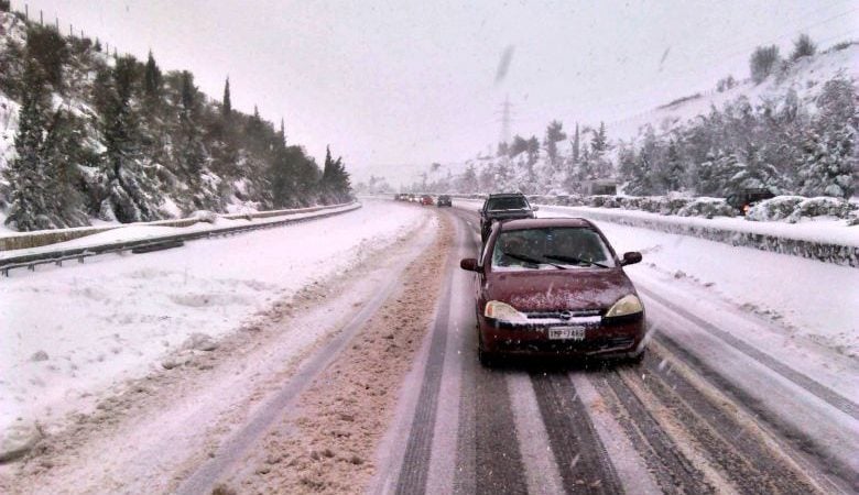 Λαμία: Χιονίζει ασταμάτητα σε χωριά της Εύβοιας – Κλειστά αύριο και μεθαύριο τα σχολεία σε Εύβοια, Βοιωτία και Φθιώτιδα