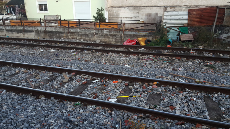 Συμβολική διαμαρτυρία στη Λάρισα για το θάνατο 10χρονου από τρένο