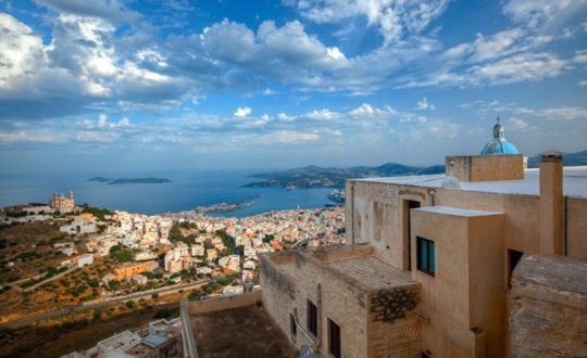 Σύρος: Η «διαχρονική βασίλισσα των Κυκλάδων» σύμφωνα με ισπανικό μέσο