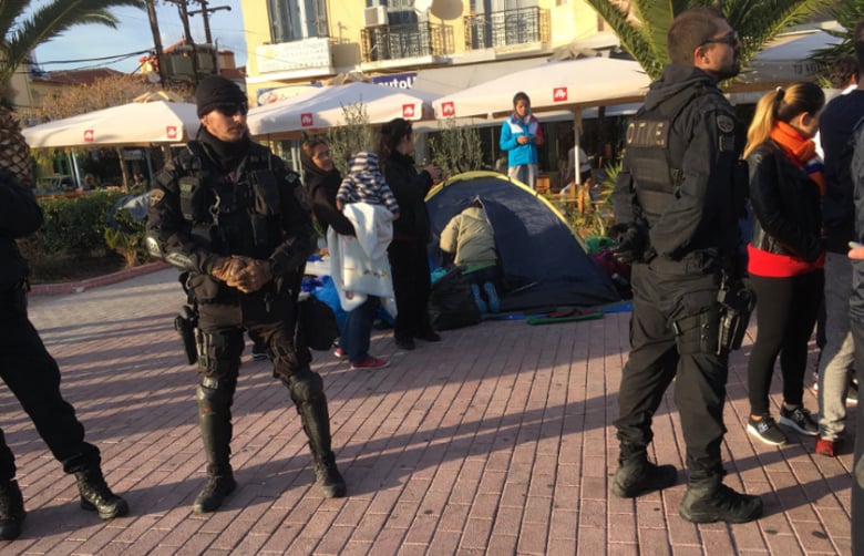 Πρόσφυγες και αλληλέγγυοι κατέλαβαν τα γραφεία του ΣΥΡΙΖΑ στη Λέσβο