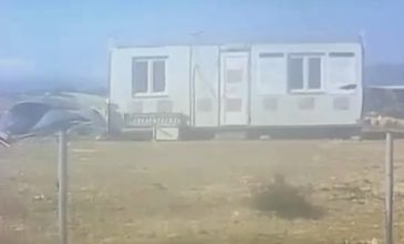 Ανεμοθύελλα αναποδογυρίζει λυόμενη αποθήκη στην Ιεράπετρα