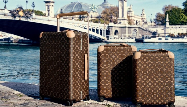 Η ιστορία των αποσκευών μέσα από το μονόγραμμα της Louis Vuitton