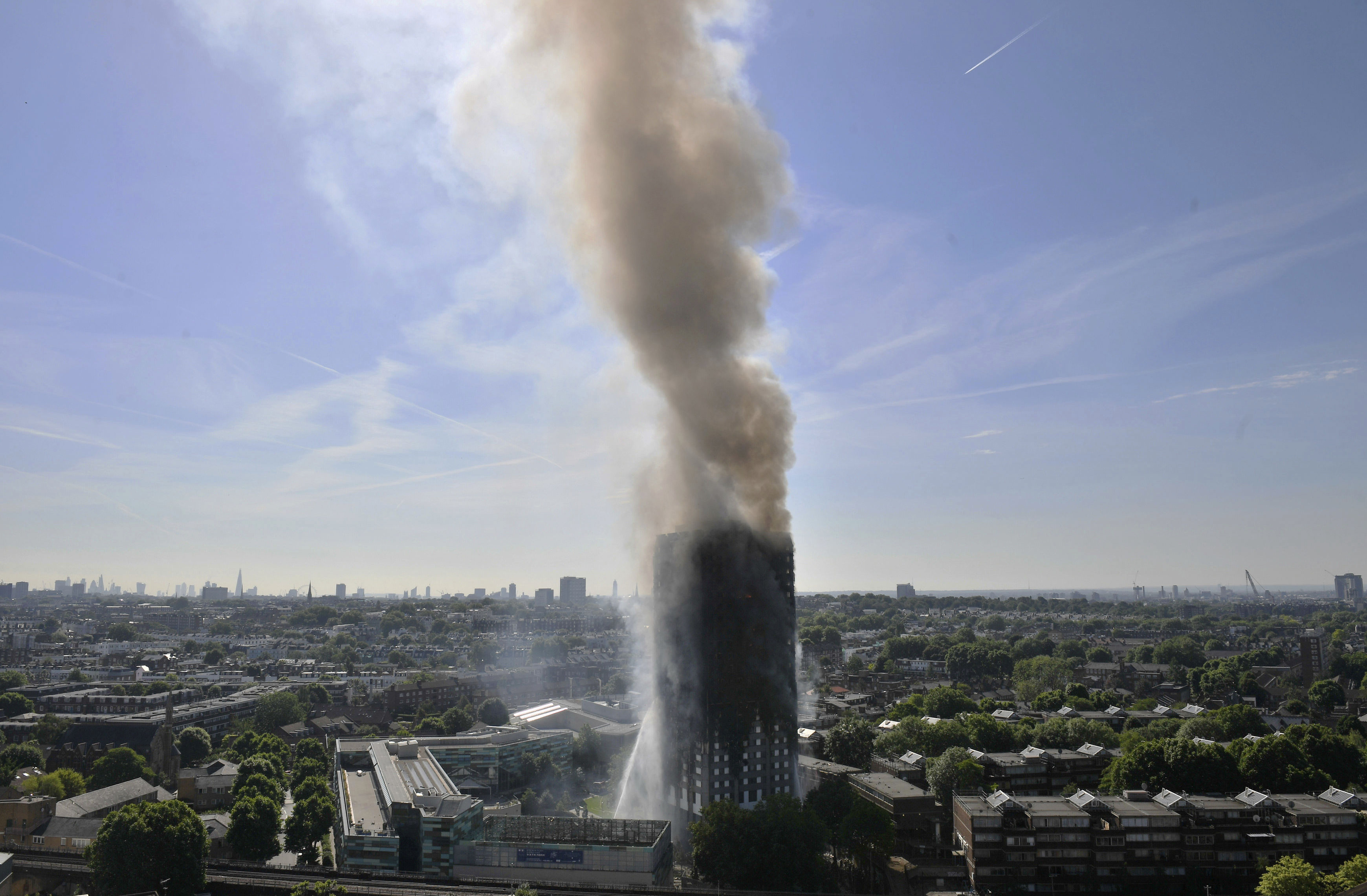 Φόβοι για πάνω από 100 νεκρούς στον ουρανοξύστη του Λονδίνου