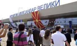 Κατεβάζουν τις πινακίδες σε αεροδρόμιο και εθνική οδό τα Σκόπια