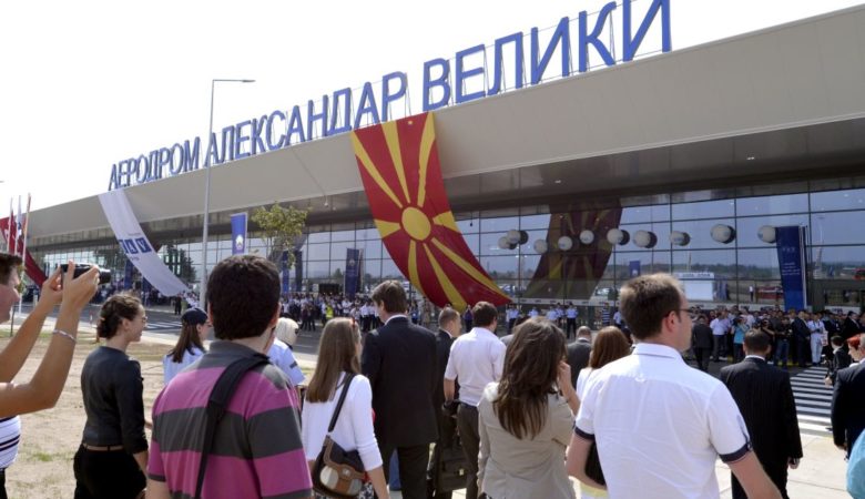 Κατεβάζουν τις πινακίδες σε αεροδρόμιο και εθνική οδό τα Σκόπια