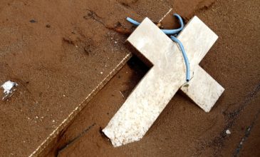 Φρικτός θάνατος για 42χρονο που έσκαβε τάφους – Καταπλακώθηκε από το χώμα