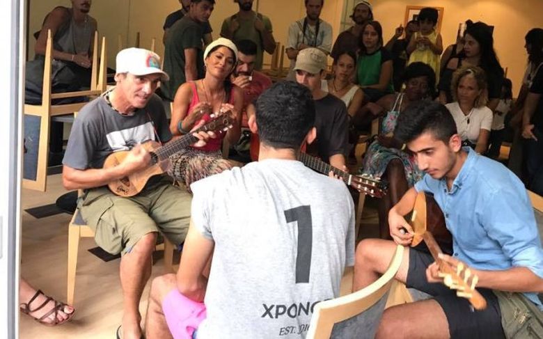 Ο Manu Chao παίζει μουσική στους πρόσφυγες στην Αθήνα