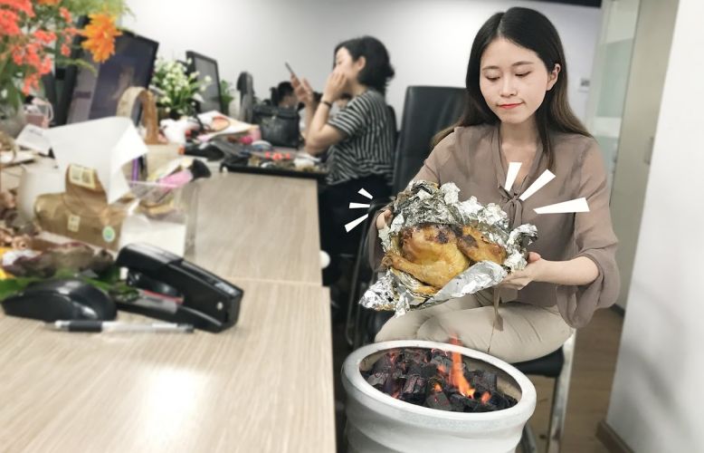 Κινέζα υπάλληλος ψήνει ολόκληρο κοτόπουλο στο γραφείο