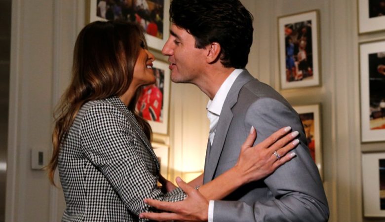 Το θερμό φιλί του πρωθυπουργού του Καναδά στη Μελάνια