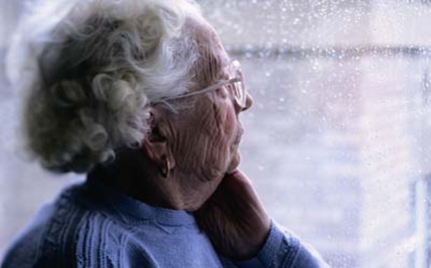 Γιατί το Αλτσχάιμερ είναι πιο «βαρύ» για τις γυναίκες – Ποια είναι η αιτία