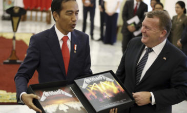 Σε ποιον δώρισε… δίσκο των Metallica ο Δανός πρωθυπουργός