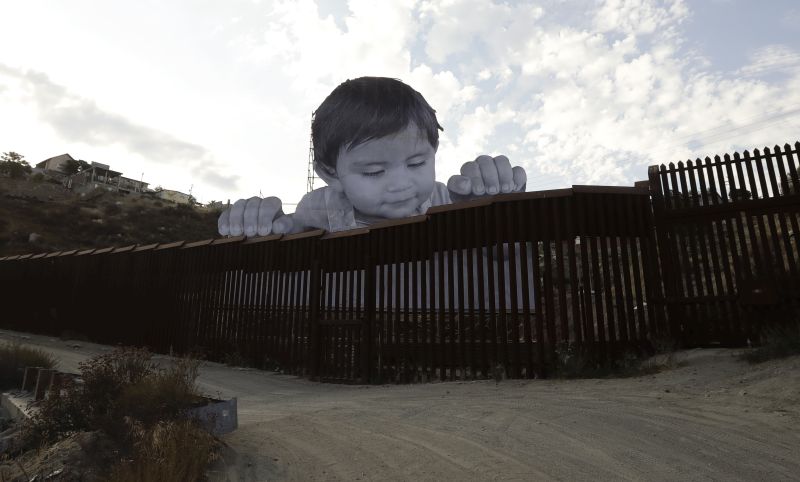 Ένα παιδάκι, αιχμαλωτισμένο στα σύνορα ΗΠΑ-Μεξικού