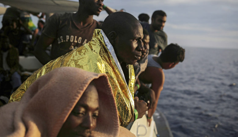 Ιταλικό πολεμικό πλοίο με 552 πρόσφυγες θα πάει τελικά στη Σικελία