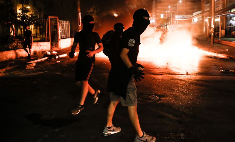 Αστυνομικοί, ακροδεξιοί και αντιφασίστες συνεπλάκησαν στο Πέραμα