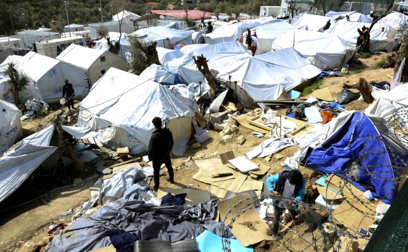 Εξέγερση μεταναστών στη Μόρια – Στις φλόγες σκηνές και κοντέινερ ...