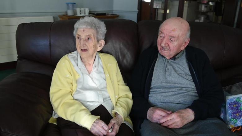 Μητέρα 98 ετών φροντίζει σε γηροκομείο τον 80χρονο γιο της