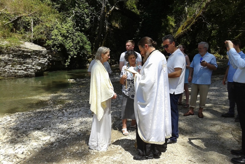 Η Άννα Γκάζενταμ ήρθε από την Αυστραλία για να βαπτιστεί στην Ελλάδα