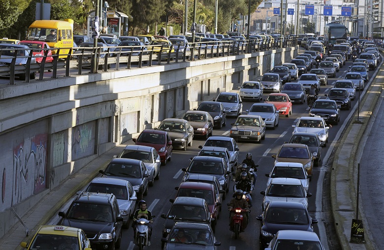Μεγάλο μποτιλιάρισμα στην Αττική οδό έπειτα από καραμπόλα