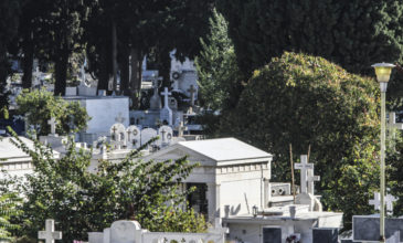 Κρήτη: Άφησε την τελευταία της πνοή στο νεκροταφείο