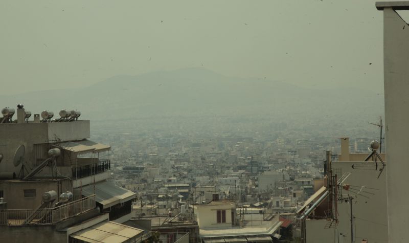 Νέφος και αποκαΐδια σκέπασαν την Αθήνα από τις φωτιές στον Κάλαμο