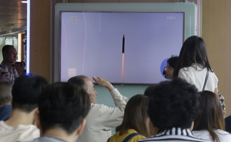 Η Β. Κορέα εκτόξευσε πολλαπλούς πυραύλους από τη στεριά σε θαλάσσια ύδατα