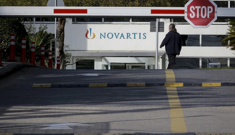 Βανδάλισαν τα γραφεία της Novartis με βαριοπούλες και μπογιές