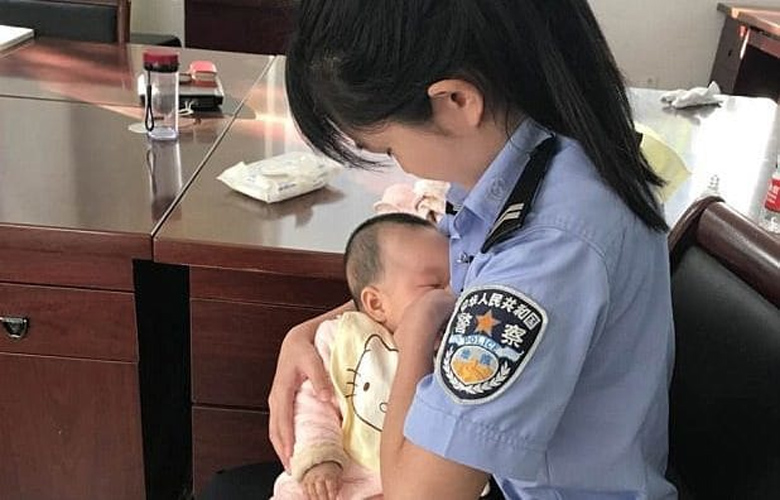 Αστυνομικός θηλάζει το μωρό κρατούμενης και συγκινεί