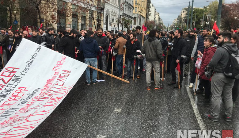 Έκλεισαν οι πύλες του Πολυτεχνείου – Πορεία προς την αμερικανική πρεσβεία