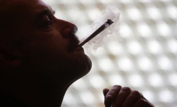 Ούτε γωνιά πλέον για τους καπνιστές στην Ολλανδία