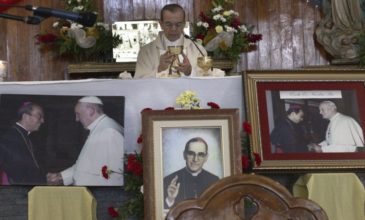 O Πάπας αγιοποιεί αρχιεπίσκοπο που δολοφονήθηκε από ακροδεξιούς