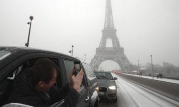 Ενθουσιασμός αλλά και ταλαιπωρία στο χιονισμένο Παρίσι