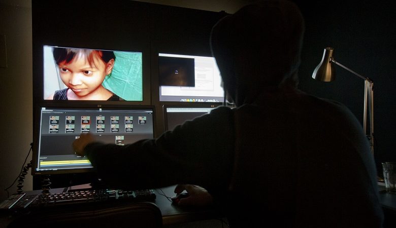 Ελεύθερη υπό όρους η 19χρονη της υπόθεσης παιδικής πορνογραφίας στο dark web