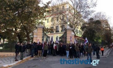 Μέλη του ΠΑΜΕ κατέλαβαν το υπουργείο Μακεδονίας – Θράκης
