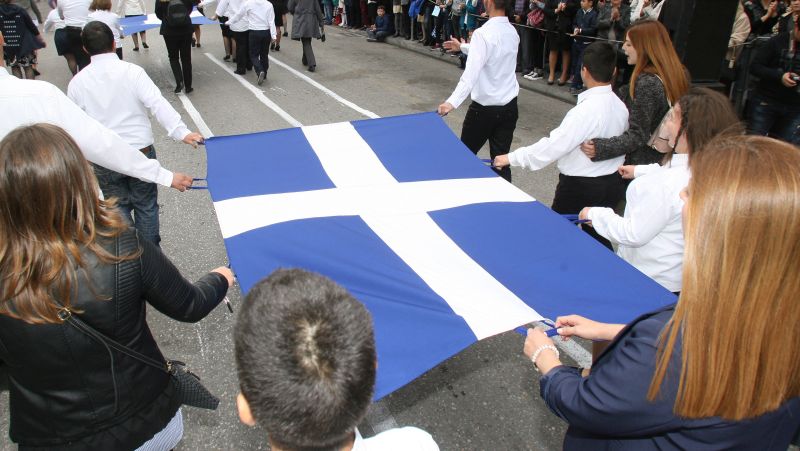 Επεισόδια στην παρέλαση στη Σαντορίνης από χρυσαυγίτες