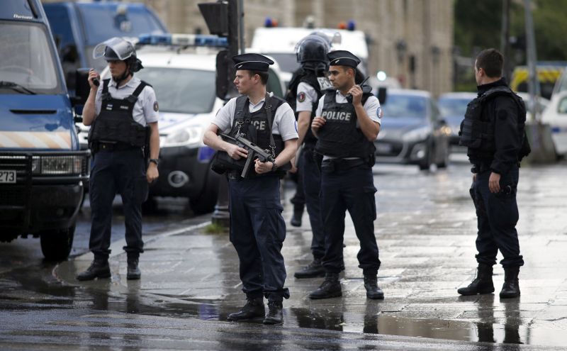 Αυτοκίνητο έπεσε πάνω σε στρατιώτες σε προάστιο του Παρισιού